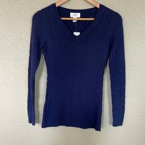 Cable knit V-neck sweater.